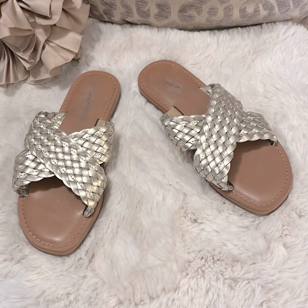 Universal Thread Mettalic Muted Gold Woven Faux Leather Slide Sandals NEW NWOT